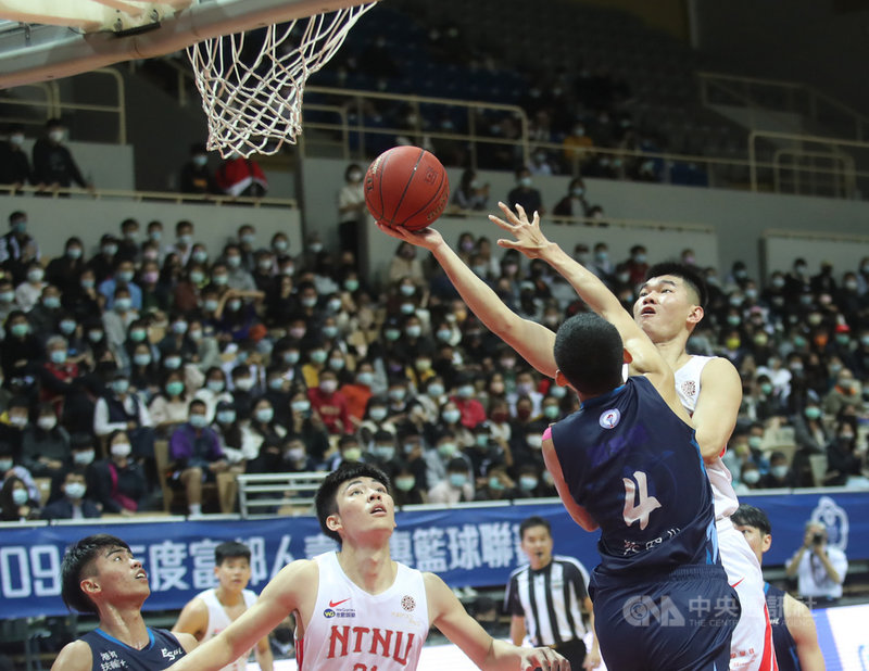 109學年度大專籃球聯賽(UBA)男子組8強賽28日在新北市新莊體育館舉行第3天賽事,台灣師大讀秒階段靠著黃建智(持球者)上籃,最終以79比78擊敗高雄師大,驚險收下2連勝。中央社記者張新偉攝 110年2月28日