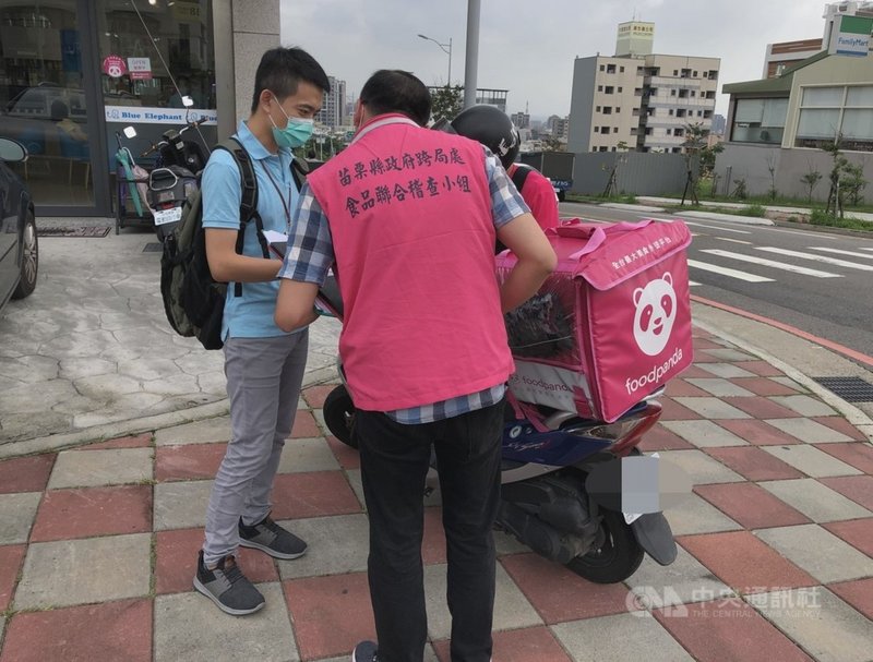 苗栗縣衛生局指出,網路餐飲外送平台雖然是新興的餐飲營業模式,但其中有參與或提供食品運送服務等行為,即屬食品安全衛生管理法規範之食品業者,應符合食安法相關規定,提醒民眾訂購前應慎選有信用的實體店面與合乎衛生規範的餐飲業者。(苗栗縣衛生局提供)中央社記者管瑞平傳真 110年3月1日