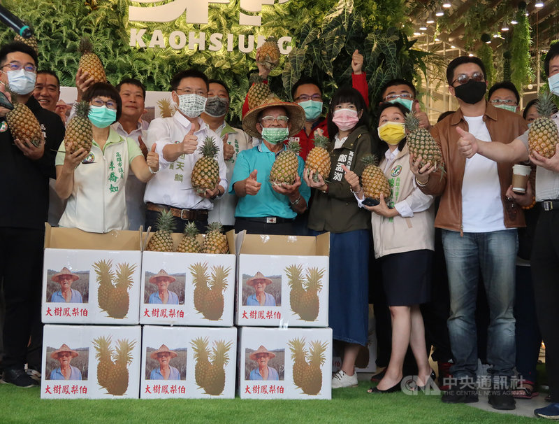民進黨高雄市黨部主委趙天麟(前左3)1日率企業及店家採購鳳梨,將用以回饋及照顧弱勢家庭等,並盼各界響應採購,幫助農民度過難關。中央社記者王淑芬攝 110年3月1日