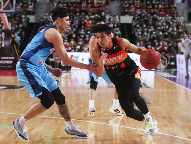 台灣職籃聯盟P. LEAGUE+(簡稱PLG)新竹街口攻城獅隊1日在新竹體育館以83比76擊敗台北富邦勇士隊,攻城獅高國豪(右)貢獻18分、7籃板、4助攻、6抄截。中央社記者張新偉攝 110年3月1日