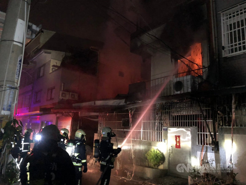 台中市太平區永豐路一處民宅1日凌晨發生火警,消防局獲報立即派遣人車前往搶救,在2樓房間內發現一具焦屍。(民眾提供)中央社記者趙麗妍傳真 110年3月1日