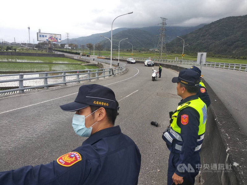 家住桃園市中壢區22歲陳姓男子騎乘重機到東部出遊,2月28日下午南往北行經富里省道台9線298.5公里處時,不明原因自撞分隔島受傷,警消送醫急救,因傷勢嚴重不治。(玉里警分局提供)中央社記者李先鳳傳真 110年3月1日