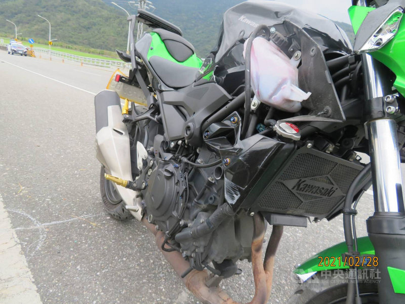22歲陳姓男子騎乘大型重型機車到東部出遊,2月28日沿台9線南往北直行,不明原因自撞分隔島受傷,送醫急救仍宣告不治。(玉里警分局提供)中央社記者李先鳳傳真 110年3月1日