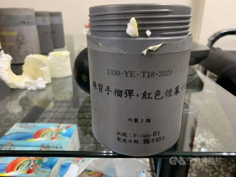 台中市第二警分局文正派出所廢棄回收鐵櫃中,發現練習用手榴彈。(民眾提供)中央社記者趙麗妍傳真 110年3月1日