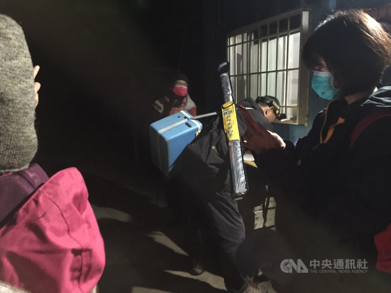 珍愛藻礁公投領銜人潘忠政1日指出,清晨前往大潭藻礁G2海岸時遭中油駐警擋下,卻看著幾名釣客揹著釣具在登記簿上填寫簡單資料、領取識別牌後走進藻礁區。(環團提供)中央社記者張雄風傳真 110年3月1日