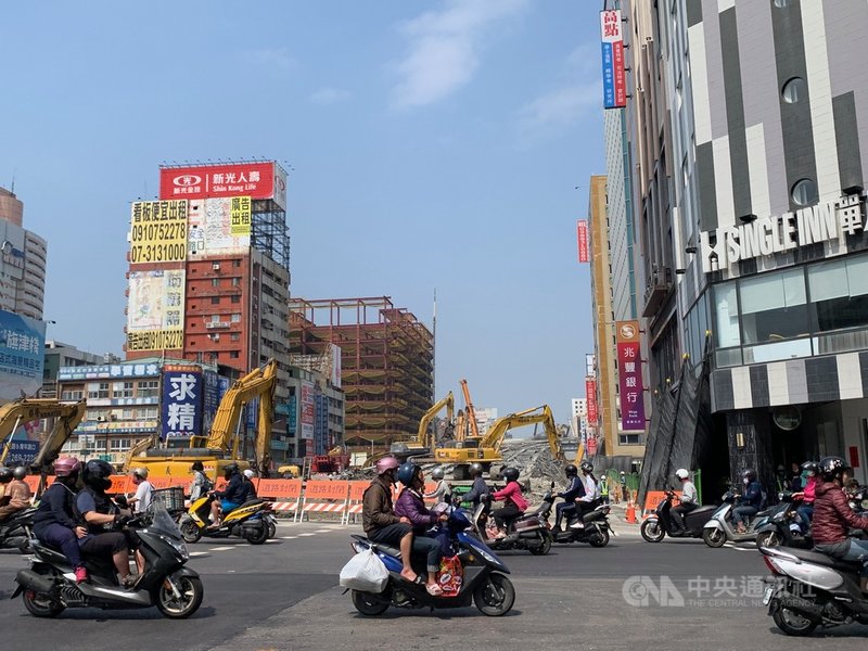 鐵道局加速進行高雄市中博高架橋引道拆除工程,現場有30餘台怪手及吊車機具趕工,工程進度預計1日達到38%。中央社記者王淑芬攝 110年3月1日