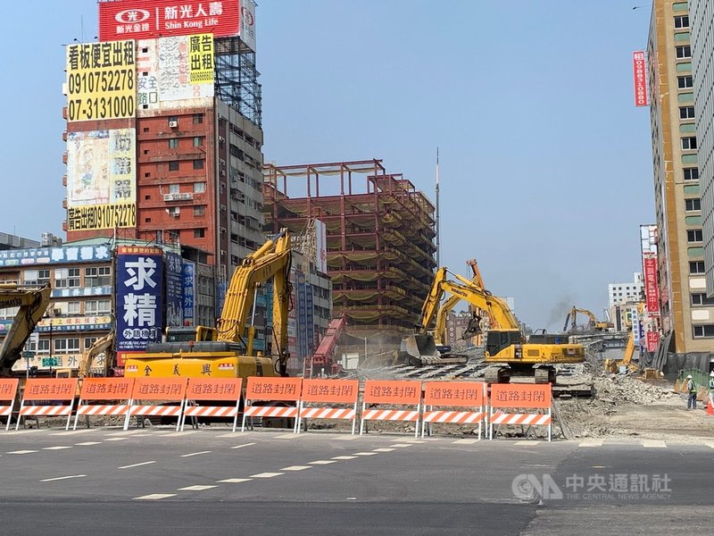 鐵道局加速進行高雄市中博高架橋引道拆除工程,估計1日工程進度可達到38%,工程單位表示,籲用路人配合改道及疏導,維護行車順暢。中央社記者王淑芬攝 110年3月1日