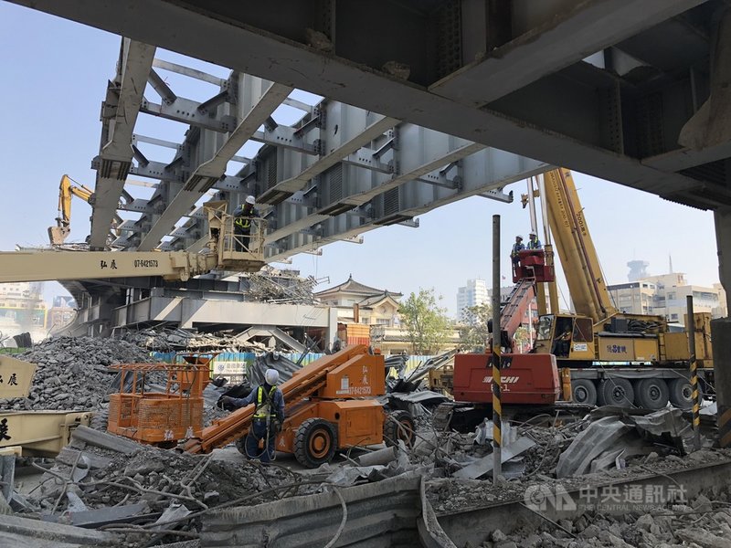 高雄市中博高架橋引道拆除工程如火如荼進行,1日以吊車等大型機具拆除橋面板及鋼梁結構等。(高市府交通局提供)中央社記者王淑芬傳真 110年3月1日