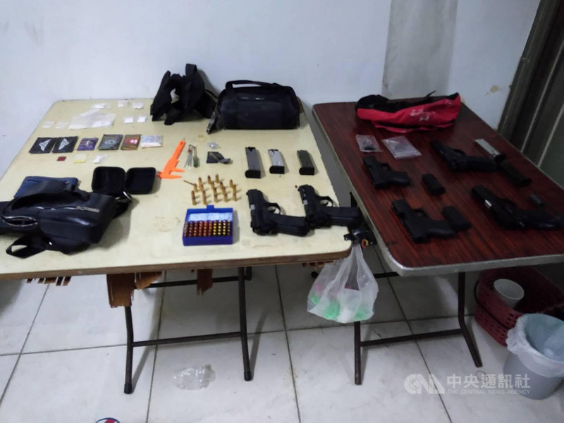 高雄市湖內警分局1日宣布偵破溯源緝獲販毒案,並加碼破獲住宅改造槍械工廠案,查扣證物非制式手槍6枝、子彈70顆、改造槍管20枝、武士刀4把、改造槍械工具一批、一級海洛因毒品3.94公克、二級毒品安非他命等,全案移送橋頭地檢署偵辦。(湖內警分局提供)中央社記者王淑芬傳真 110年3月1日
