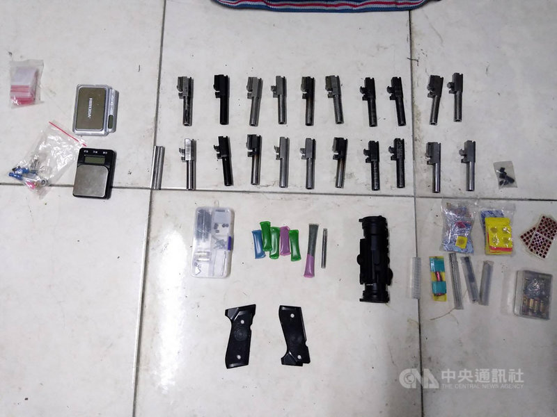 高雄警方1日指出,專案小組去年底溯源緝毒並掌握居無定所的王姓藥頭,日前幹員到楠梓區將王嫌查緝到案,並帶同轉往前鎮查獲2名藥腳,另破獲吳姓犯嫌非法持有槍械,私設小型改造槍械工廠,起獲多項證物。(湖內分警局提供)中央社記者王淑芬傳真 110年3月1日