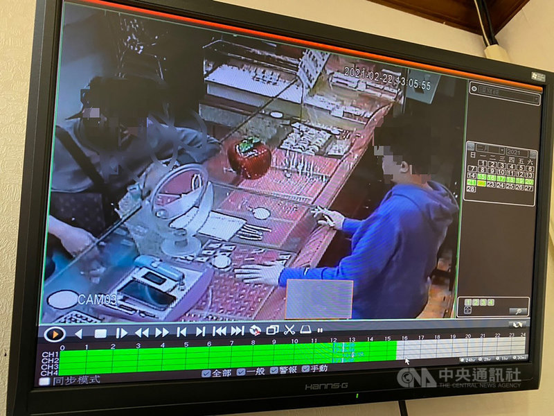 31歲張姓男子日前隨機挑選基隆市七堵區一間銀樓,入店後先將新台幣10萬元放在桌上,待店家挑選適合重量的金項鍊時,趁機偷走一條價值新台幣6萬餘元的金項鍊。警方循線迅速逮捕張男,詢後依竊盜罪送辦。(讀者提供)中央社記者王朝鈺傳真 110年3月1日