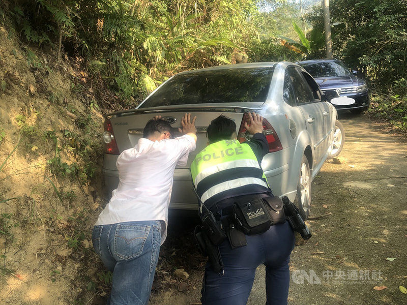 苗栗頭份警分局1日表示,連假期間員警除執行交通疏導勤務,也積極處理為民服務工作,協助民眾脫困、送醫等案件共5件,雖然勤務比平常繁瑣,但皆順利完成任務,藉此也呼籲民眾,外出旅遊應事先檢查車況、熟悉路徑,以確保快樂出門、平安回家。(頭份警分局提供)中央社記者管瑞平傳真 110年3月1日