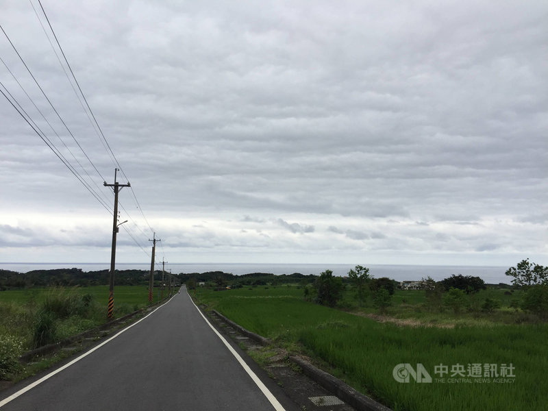 台東長濱圳進水口水源明顯減少,現已不足以全面供應灌溉,農委會農田水利署台東管理處表示,1日下午4時起,長濱圳將分7區輪灌,每天開水1區,一週後輪完,直到旱象紓解為止。中央社記者李先鳳攝 110年3月1日