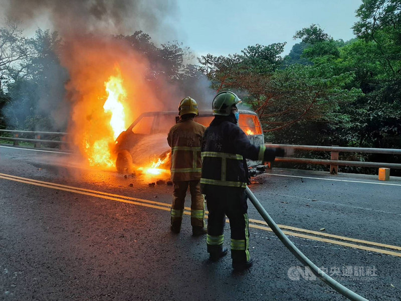 台9線舊蘇花公路北上115公里處1日下午發生自小客車與廂型車擦撞事故,廂型車起火燃燒,幸無人員受傷,廂型車司機李姓男子酒測值超標,詢後送辦。(讀者提供)中央社記者王朝鈺傳真 110年3月1日