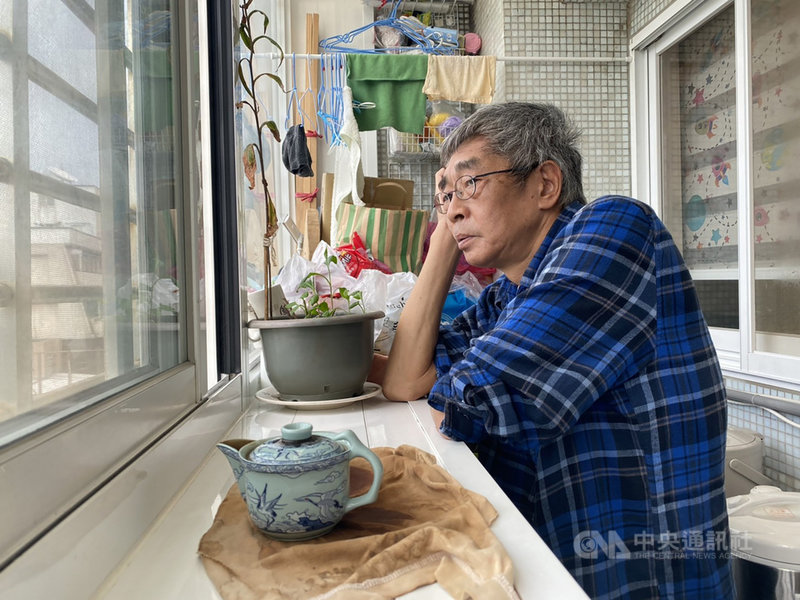 就在港府以「串謀顛覆國家政權罪」起訴47名民主派人士之際,港媒又披露中國國務院港澳事務辦公室主任夏寶龍在日前一場會議中,點名嚴懲「反中亂港份子」黎智英等人。銅鑼灣書店店主林榮基1日受訪時表示,憂心黎智英等人被送到中國大陸。中央社記者賴言曦攝 110年3月1日
