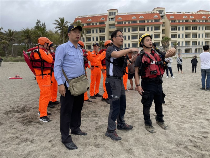 台東一所專校11名師生28日下午到卑南鄉杉原灣海邊戲水,其中一名17歲李姓學生疑似體力不支,離岸約60公尺遠後不見人影,消防局及海巡已派出船艇和空勤搜救,師生在岸邊焦急等待。(台東縣消防局提供)中央社記者李先鳳傳真 110年2月28日