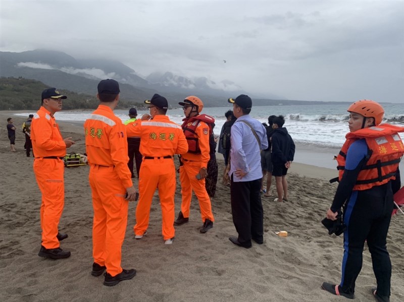 台東一處弱勢兒少扶助家園一名老師帶10名學生28日下午到卑南鄉杉原灣海邊戲水,其中17歲李姓學生被海水捲走失蹤,海空出動搜救,至晚間尚未找到人,仍持續搜尋。(第一三岸巡隊提供)中央社記者李先鳳傳真 110年2月28日