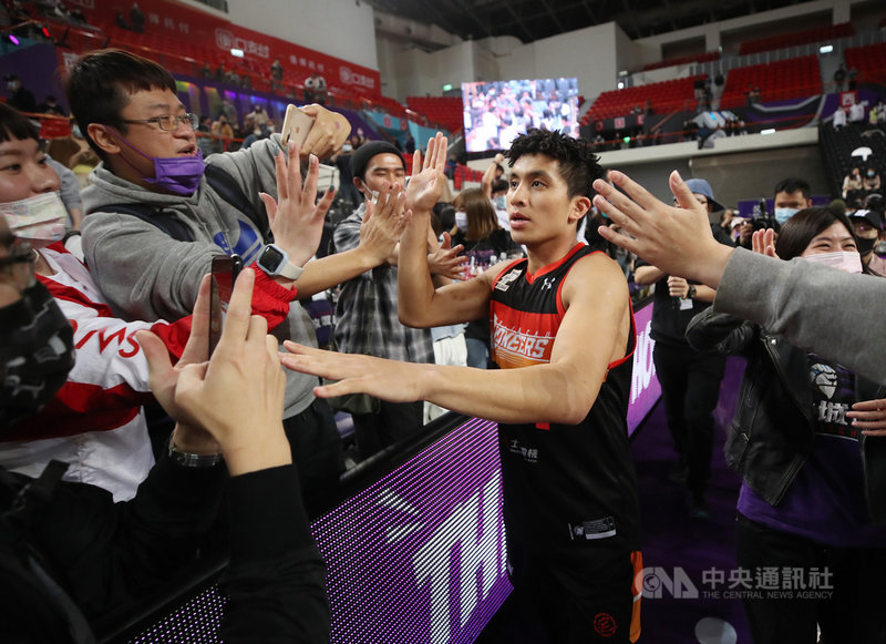 台灣職籃聯盟P. LEAGUE+(簡稱PLG)新竹街口攻城獅隊1日擊敗台北富邦勇士,主場笑收勝利,賽後攻城獅球星高國豪(前右)和場邊球迷擊掌致意。中央社記者張新偉攝 110年3月1日