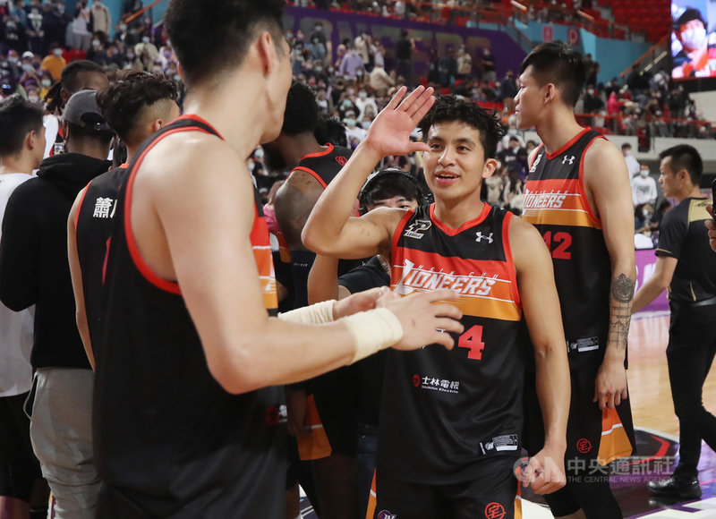 台灣職籃聯盟P. LEAGUE+(簡稱PLG)新竹街口攻城獅隊1日在新竹體育館以83比76擊敗台北富邦勇士隊,攻城獅高國豪(前右)攻下全場最高18分,賽後與隊友擊掌慶祝。中央社記者張新偉攝 110年3月1日