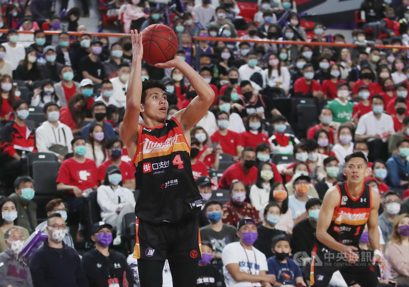P. LEAGUE+ 新竹街口攻城獅隊人氣球星高國豪(左),1日在主場例行賽中攻下全隊最高18分,助隊以83比76逆轉擊敗台北富邦勇士,中斷5連敗。中央社記者張新偉攝 110年3月1日