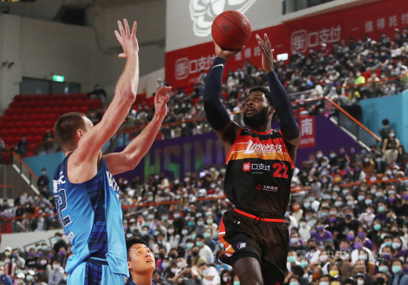 P. LEAGUE+ 聯盟新竹街口攻城獅隊1日在主場例行賽後來居上,終場以83比76擊退台北富邦勇士隊,陣中洋將大勝(Branden Dawson)(右)拿下14分、10籃板。中央社記者張新偉攝 110年3月1日