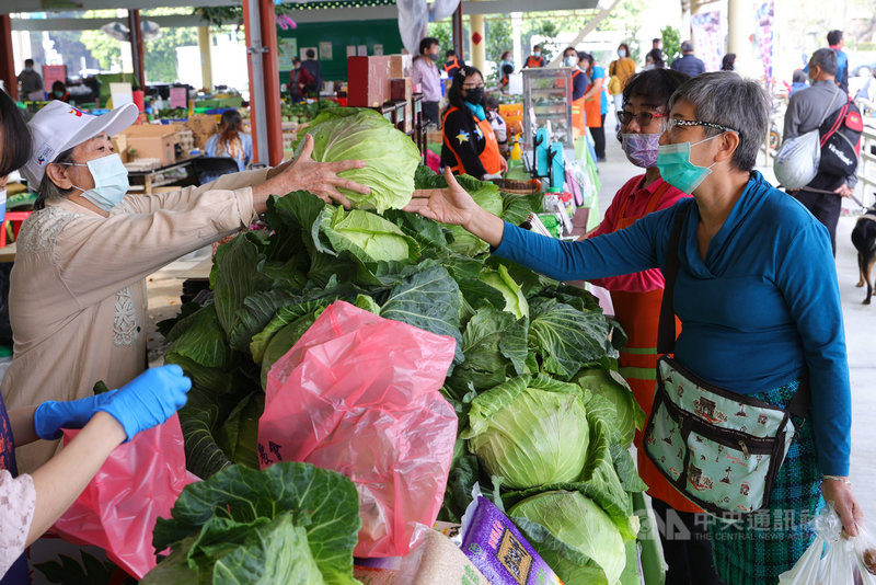 雲林縣優質農產品促銷活動1日在台北市希望廣場舉行,不少民眾前來採買高麗菜。中央社記者謝佳璋攝 110年3月1日