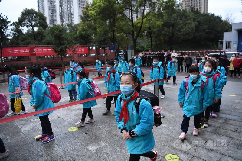 中國多地的小學從2月22日起陸續開學,開學典禮上並將「學黨史」列為重點。圖為重慶市一所小學3月1日開學情景。(中新社提供)中央社 110年3月1日