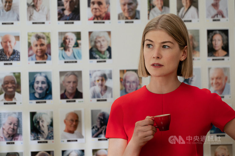 以「控制」中的艾咪紅遍全球的羅莎蒙派克(Rosamund Pike)(圖),以新作「詐欺女王」首度摘下金球獎影后。(采昌國際提供)中央社記者葉冠吟傳真 110年3月1日