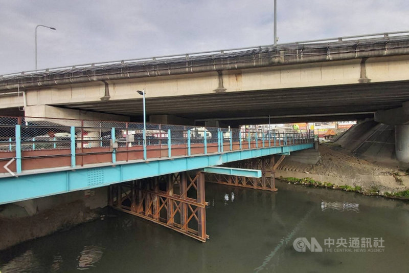 位於國道1號台南仁德交流道路段下方的萬代橋被認為是三爺溪流域的瓶頸段,台南市政府斥資整治重建,工程2日起展開,預計需3年時間,期間東向車輛將改道已搭設完成的鋼便橋。(台南市工務局提供)中央社記者楊思瑞台南傳真 110年3月1日