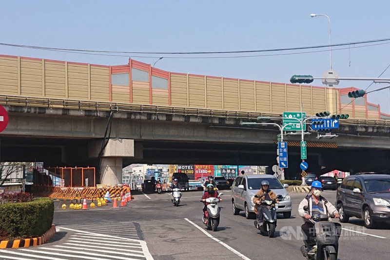 台南市政府整治三爺溪流域,位於國道1號交流道下方的萬代橋2日起將拆除重建,工期約需3年,東向人車將改道通行。中央社記者楊思瑞攝 110年3月1日