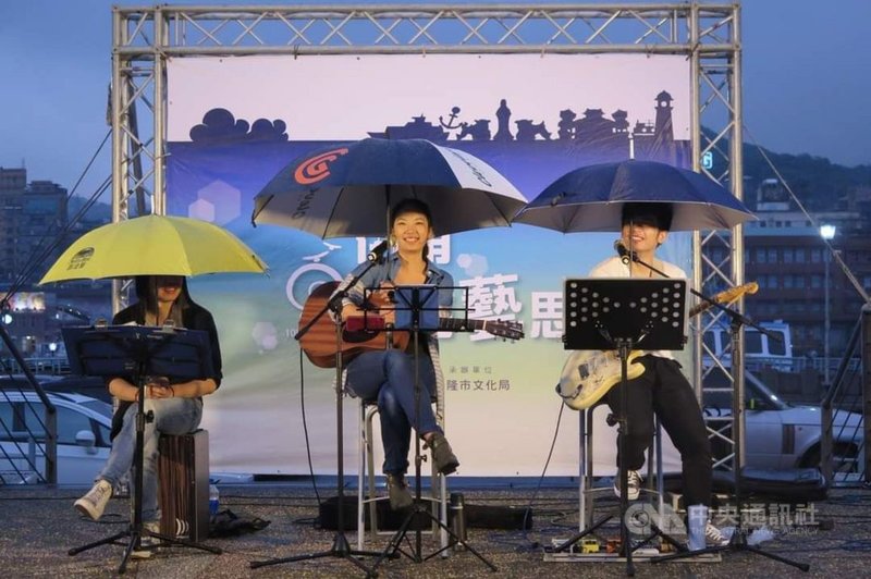 基隆市文化局1日起實施街頭藝人新制,包含許可證及展演場地全面採網路申請,同時與台北市、新北市統一步調,一證通用北北基。因應登記系統上線第一天適逢連假,文化局加派同仁接聽電話,協助線上操作與回應問題。(基隆市政府提供)中央社記者王朝鈺傳真 110年3月1日