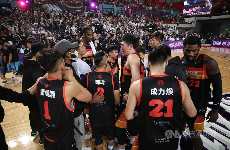 P. LEAGUE+聯盟新竹街口攻城獅隊1日在主場新竹縣體育館以83比76擊敗台北富邦勇士隊,賽後攻城獅選手在場中集氣慶祝勝利。中央社記者張新偉攝 110年3月1日