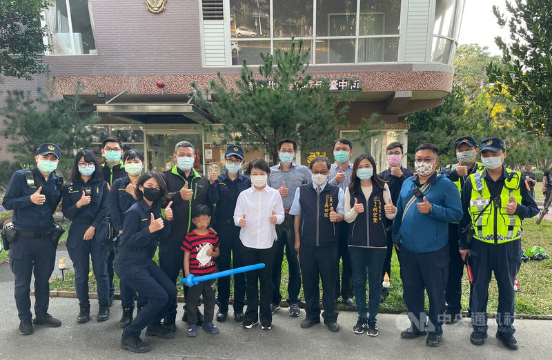 6歲阮姓男童(紅條紋衣者)2月28日在台中公園走失,在派出所等待家人時,巧遇前來慰問員警的台中市長盧秀燕(中白衣者),盧秀燕特別送上牛年紅包,為男童壓壓驚。(台中市政府提供)中央社記者趙麗妍傳真 110年3月1日