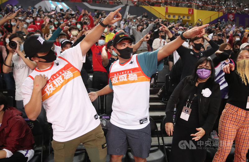 台灣職籃聯盟P. LEAGUE+(簡稱PLG)新竹街口攻城獅隊1日在新竹體育館迎戰台北富邦勇士隊,共吸引6331名球迷進場,知名YouTuber蔡哥(前左2)也到場觀戰,在主持人帶動下跳舞。中央社記者張新偉攝 110年3月1日