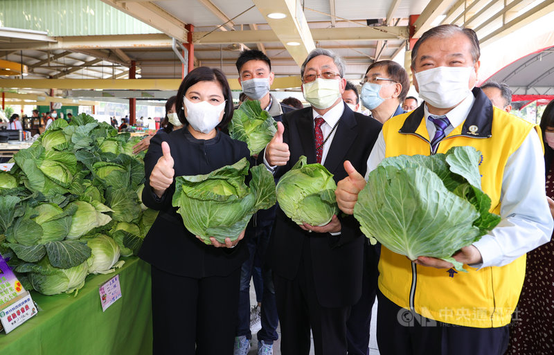 雲林縣長張麗善(左)1日出席在台北希望廣場舉行的雲林優質農產品促銷活動,大力推銷高麗菜,呼籲用行動支持農民。中央社記者謝佳璋攝 110年3月1日