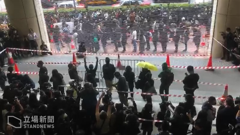 香港泛民主派47人因為涉嫌違反港區維護國家安全法被起訴,1日在西九龍裁判法院審理。(圖取自立場新聞)