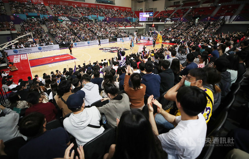 台灣職籃聯盟P. LEAGUE+ 新竹街口攻城獅隊1日在新竹體育館迎戰台北富邦勇士隊,吸引6331名球迷進場,熱情為支持球隊、選手加油打氣。中央社記者張新偉攝 110年3月1日