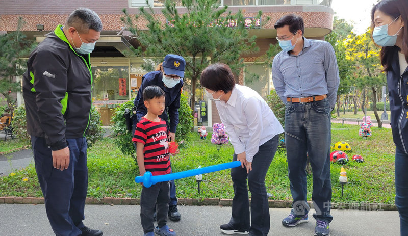 台中市警局1日表示,台中市長盧秀燕(白衣者)2月28 日前往台中公園派出所慰問員警時,巧遇一名正等待家人前來迎接的迷路男童(前左2),她贈送牛年紅包為男童壓驚,並提醒男童以後一定要緊緊跟著家人,以免再次發生走失意外。(台中市政府提供)中央社記者趙麗妍傳真 110年3月1日