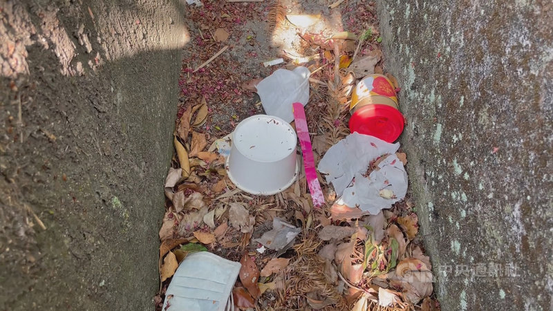 苗栗縣獅潭鄉協雲宮櫻花季期間吸引大批遊客到訪,但附近居民指出,部分遊客為自身方便,把車輛停在通往民宅路口,讓人有家歸不得;目前即使花季結束,但滿地垃圾至今還撿不完,希望民眾賞花別把方便當隨便。(民眾提供)中央社記者管瑞平傳真 110年3月1日