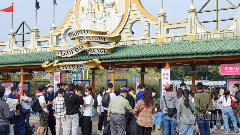 二二八連假最後一天,位於新竹縣一處知名主題遊樂園於連假期間推出優惠票價吸客,1日中午前湧入2000多人暢玩遊樂設施。(六福村提供)中央社記者魯鋼駿傳真 110年3月1日