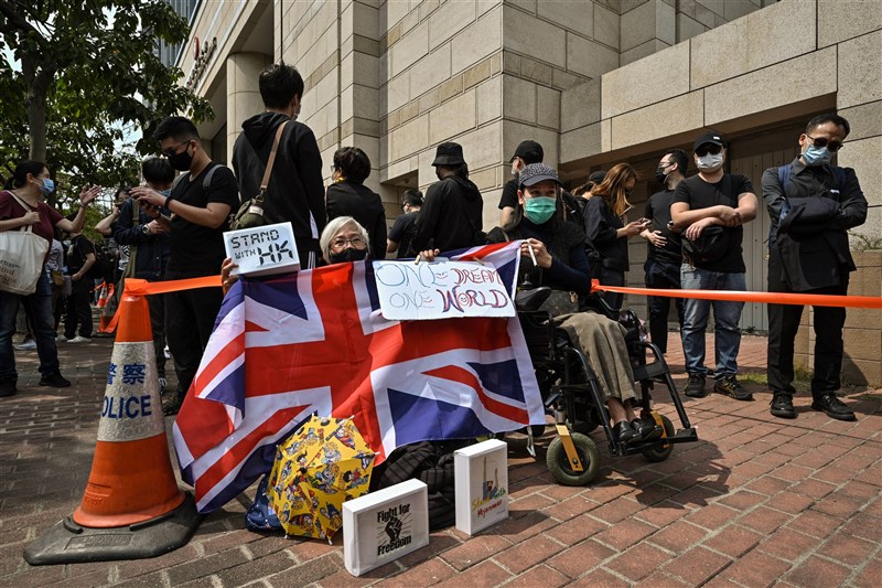 香港婦人王鳳瑤(前左)1日出席在西九龍裁判法院外的抗議。被稱為「王婆婆」的她,是2019年香港民主抗爭初期最常出現的面孔之一。(法新社)