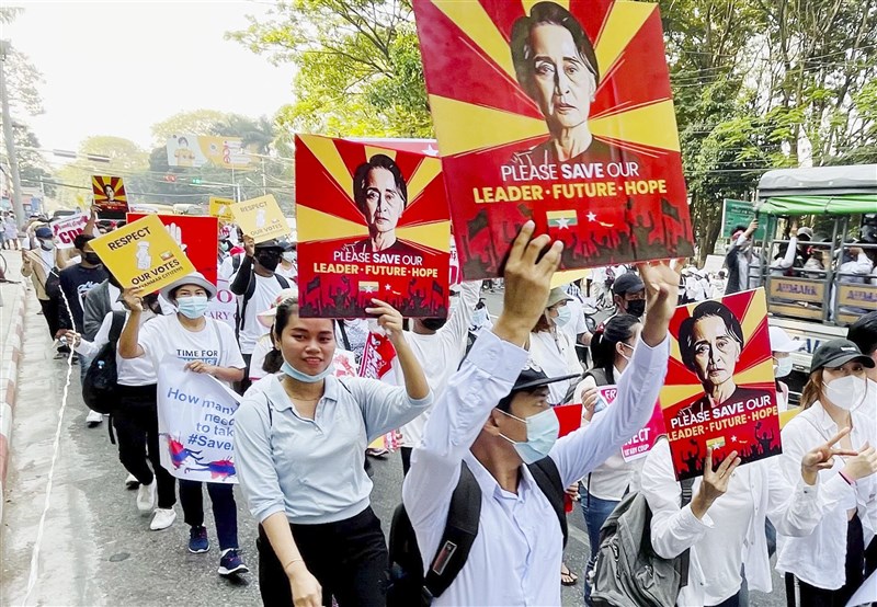 緬甸民選政府實質領袖翁山蘇姬1日在視訊庭訊中現身,是2月1日被拘捕後首露面。圖為22日仰光反政變示威民眾手持翁山蘇姬肖像表達支持。(共同社)