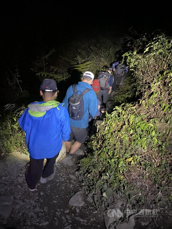 屏東縣消防局28日晚間接獲登北大武山民眾腳傷求援,出動14人漏夜護送下山。(屏東消防局提供)中央社 110年3月1日