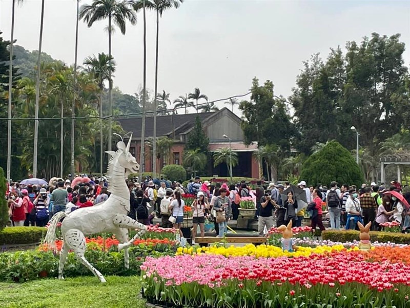 二二八連假北市湧現出遊潮,北市工務局表示,士林官邸鬱金香展1日下午人潮擁擠,已亮起紅燈警示,建議民眾暫緩前往。(圖取自facebook.com/taipeiflowers)