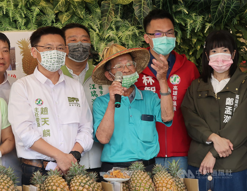 民進黨高雄市黨部主委趙天麟(前左)率企業、店家向「鳳梨伯」林益(前左2)大量採購鳳梨,盼發揮拋磚引玉的作用,號召更多人做台灣農民堅強的後盾;林益表示,感謝政府及團體協助銷售,盼勿讓農民血本無歸,籲大家多買多吃鳳梨。中央社記者王淑芬攝 110年3月1日