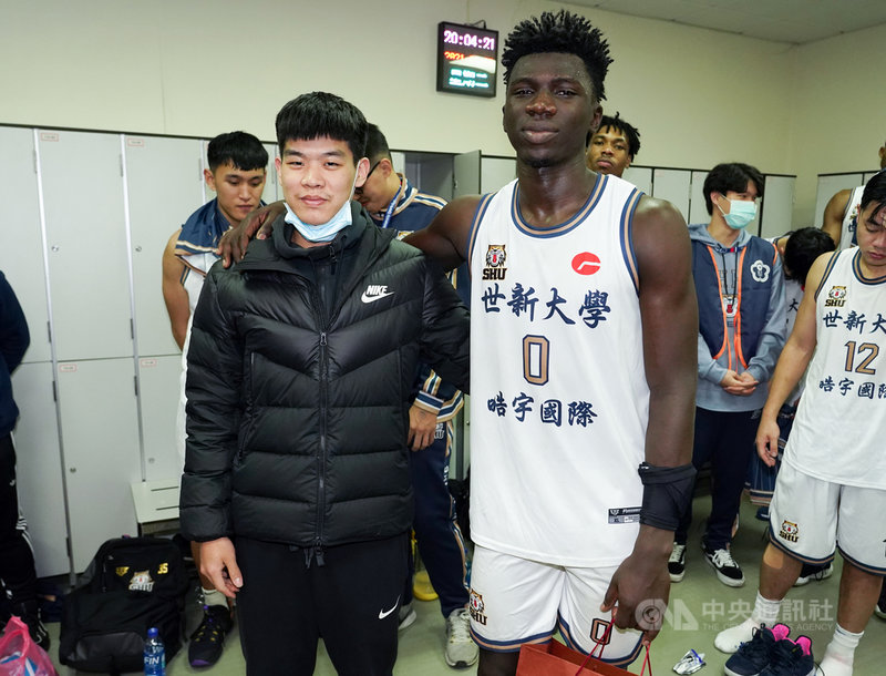 109學年度UBA大專籃球聯賽日前爆出種族歧視風波,台師大體育室主任王鶴森2日與球員林仕軒(前左)在比賽結束後,帶著禮盒前往世新大學休息室向阿巴西(前右)道歉,阿巴西也大器表示:「我原諒他了。」中央社 110年3月2日