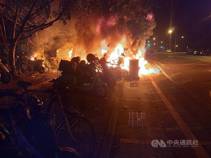 台南市北區公園路2日凌晨發生路邊臨停的機車火警,造成36輛機車全毀或半毀,所幸無人傷亡。(台南市消防局提供)中央社記者張榮祥台南傳真 110年3月2日