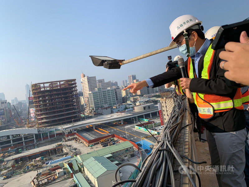 高雄市副市長林欽榮2日上午視察中博高架橋拆除工程進度,要求務必於4日拆完引道鋼梁。中央社記者王淑芬攝 110年3月2日
