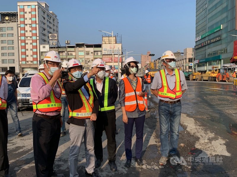 高雄市副市長林欽榮(左2)2日上午在九如路工地視察工程進度及交通疏導,並關切車流是否順暢。中央社記者王淑芬攝 110年3月2日