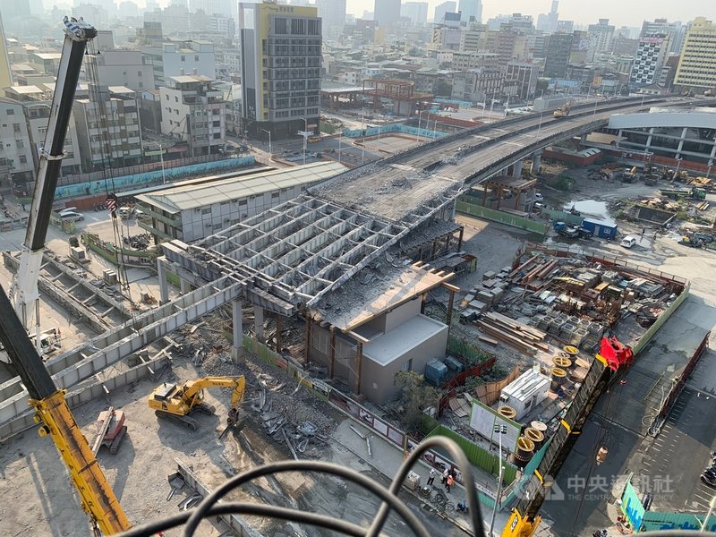 高雄市中博高架橋拆除工程2日進入第4天,工程單位加速進度,目前拆除工程進度超前2.1%。中央社記者王淑芬攝 110年3月2日